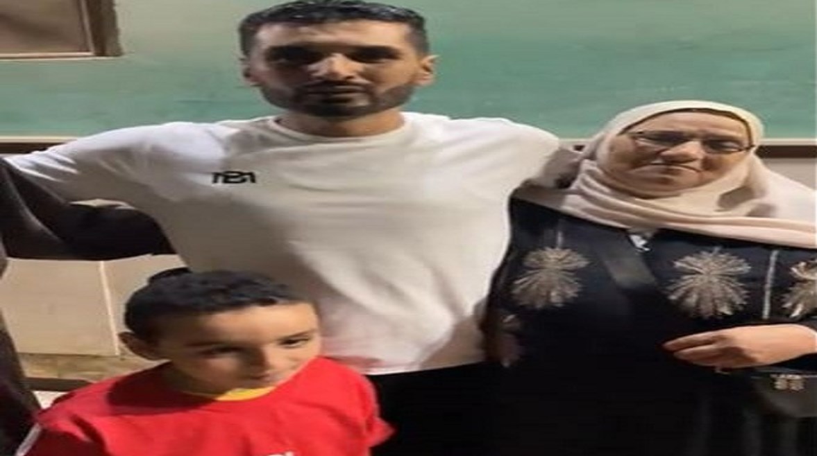 سامح ووالدته لحظة وصوله
