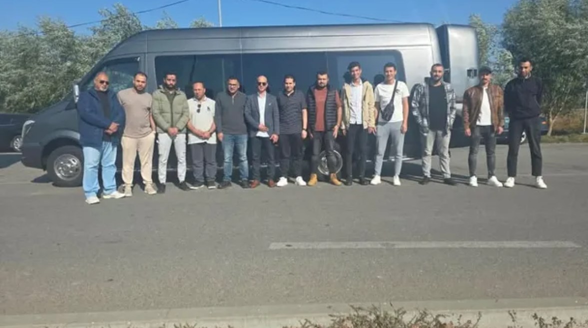 صورة للبحارة الـ15 العالقين بأوكرانيا في أثناء خروجهم إلى دولة مولدوفا