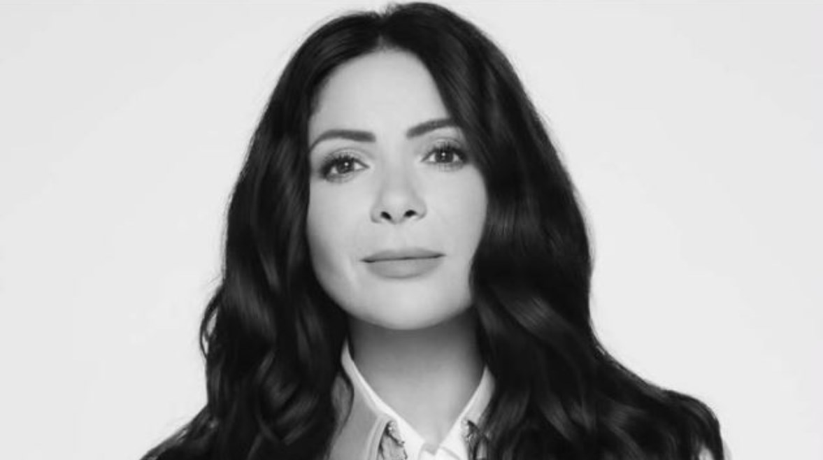 الفنانة منى زكي