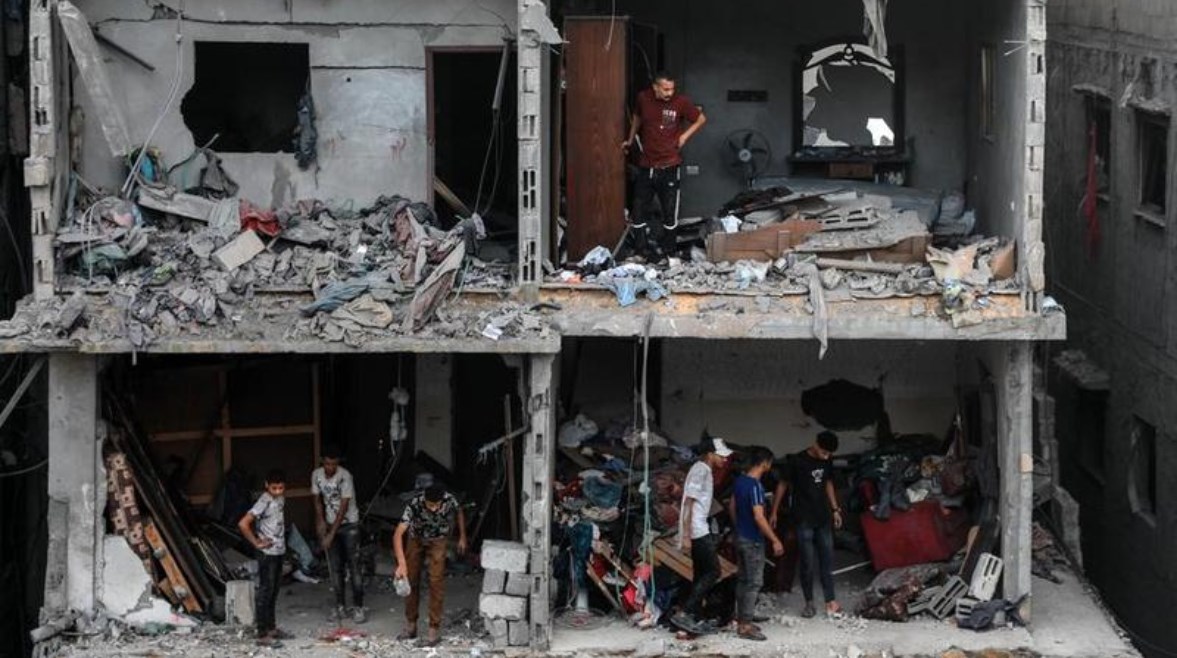 فلسطينيون يتفقدون الدمار الناجم عن غارة جوية إسرائيلية استهدفت منزلا سكنيا في حي الصبرة، جنوب شرق مدينة غزة (شينخوا)