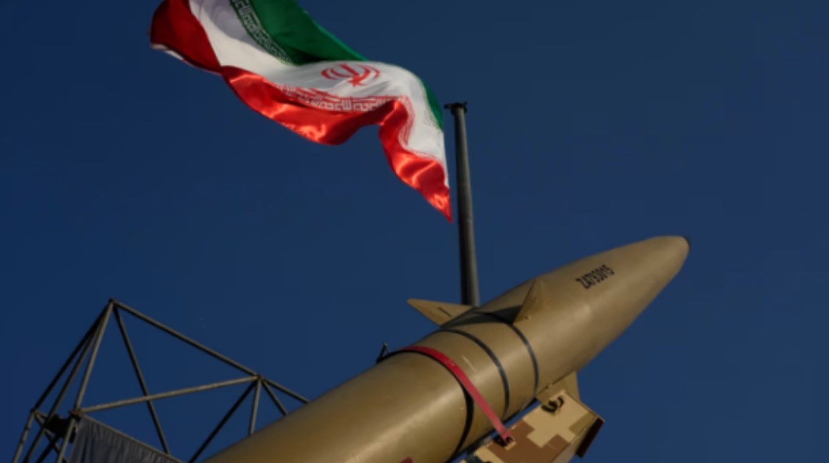صاروخ إيراني معروض في طهران خلال معرض عسكري أقيم في سبتمبر