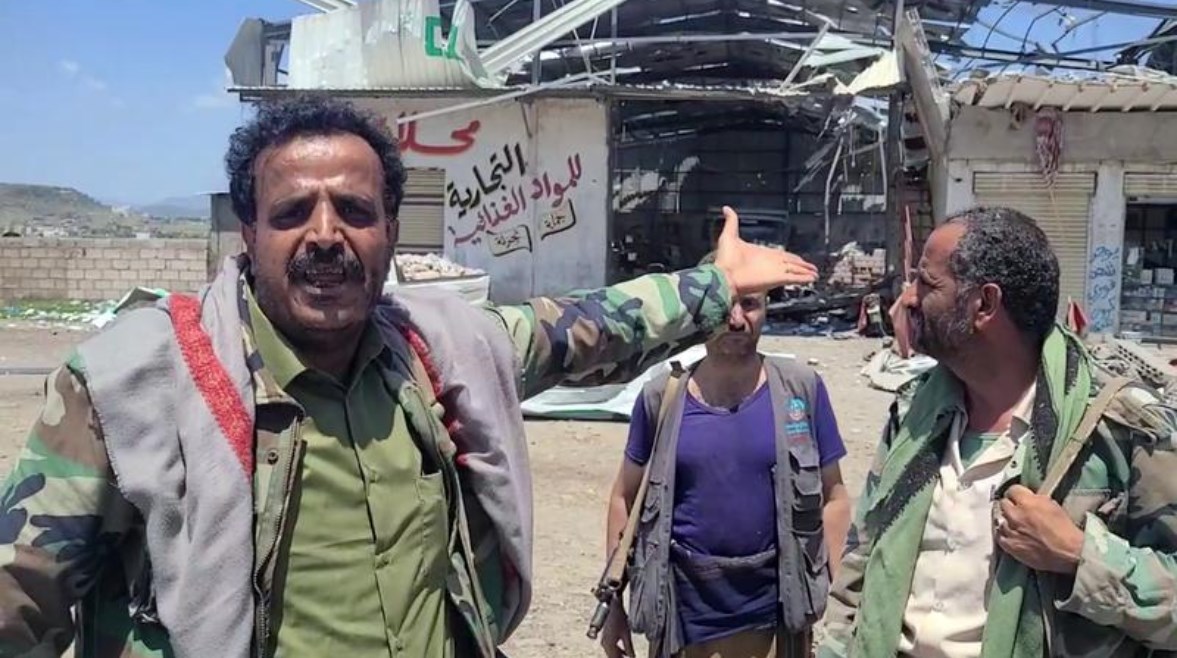 أناس في سوق عقب غارة جوية على تعز، جنوب غرب اليمن (شينخوا)