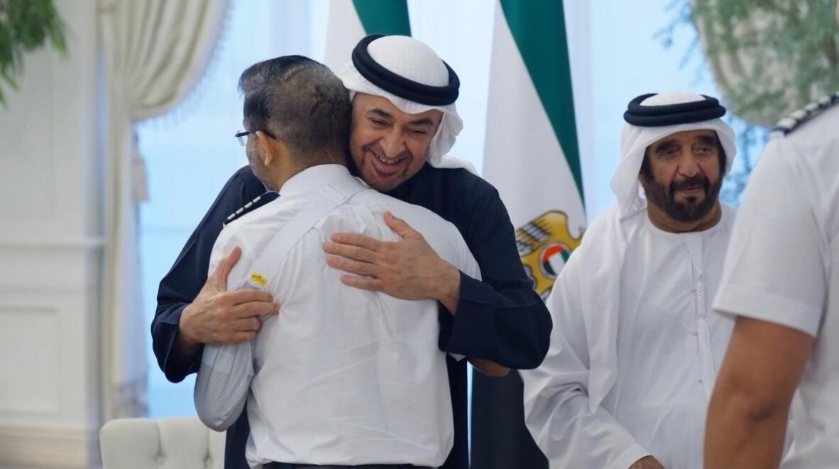 رئيس الإمارات ونائبه يستقبلان طاقم طائرة "فلاي دبي"