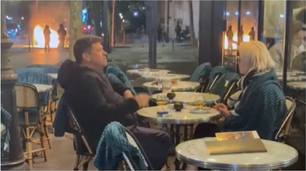 زوجان يواصلان احتساء مشروباتهما وسط النيران في باريس