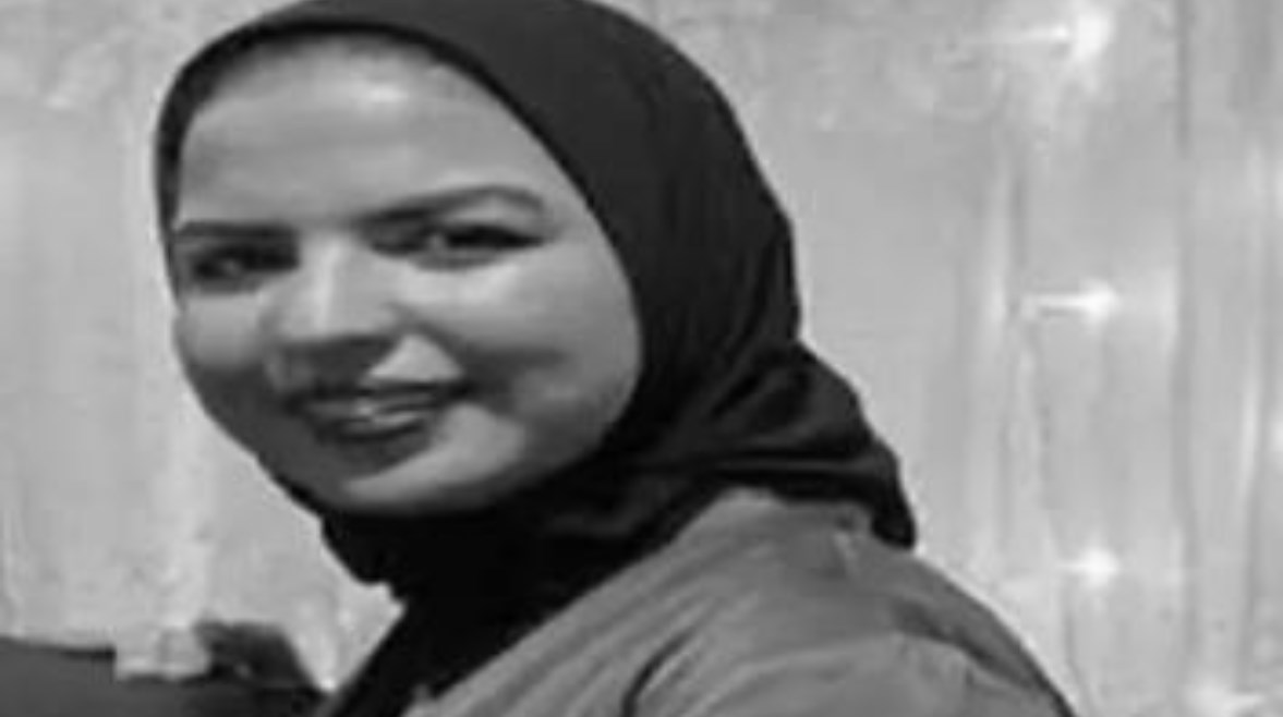 المضيفة المصرية عزة 