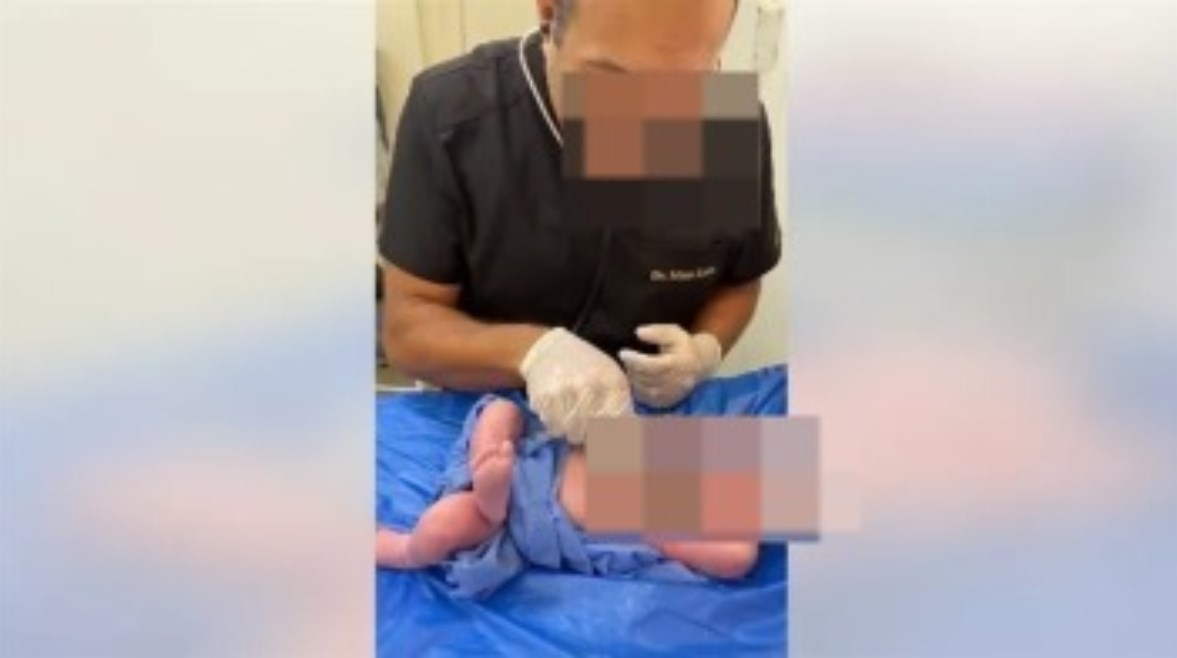  طبيب أخصائي حديثي الولادة 