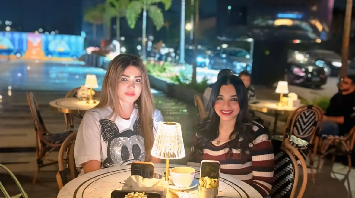 الفنانة لقاء سويدان والزميلة هايدي محمد 