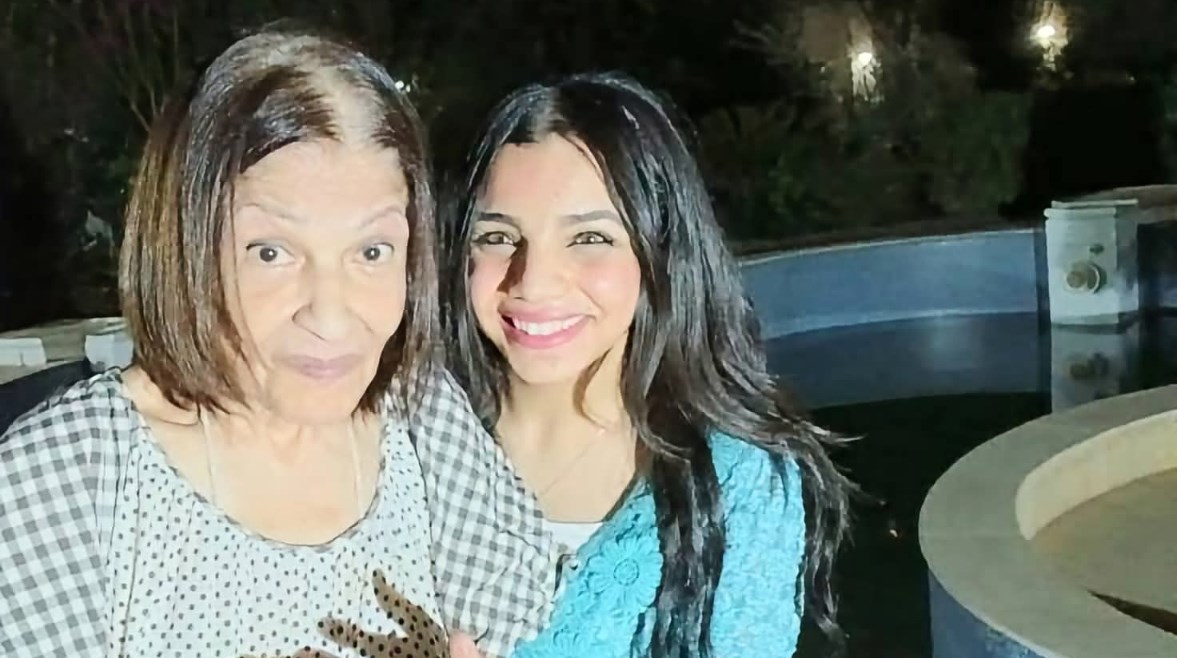 الفنانة عائشة الكيلاني والزميلة هايدي محمد 