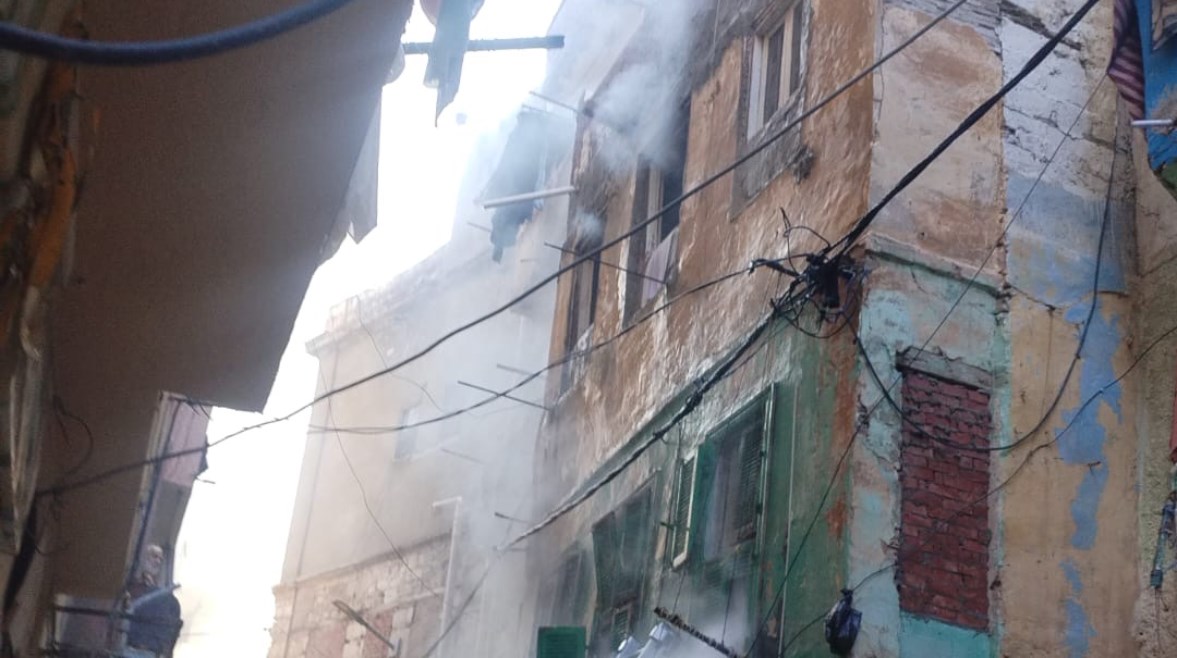نتيجة انفجار أنبوبة غاز.. احتراق عقار سكني بالكامل دون إصابات بالإسكندرية 