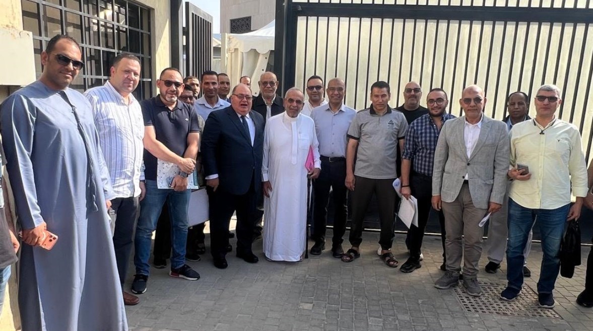 قدوم المصريين للقنصلية باستقبالهم القنصل العام 