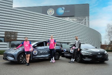 لاعبو مانشستر سيتي مع سيارات BYD