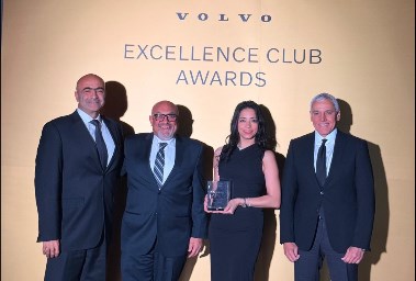 نهى المليجي تتسلم جائزة التميز لمبيعات فولفو 
