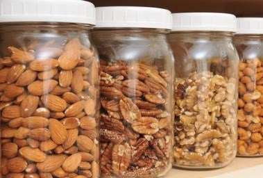 تخزين المكسرات والتمر