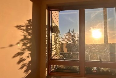 تسلل أشعة شمس إلى شقة