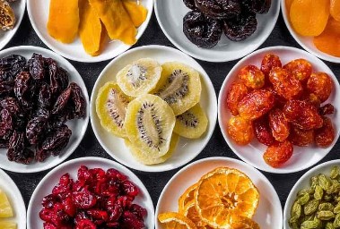 أصناف مختلفة من الفواكه المجففة