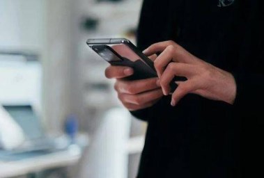 رسالة غامضة تشغل الشارع الإيراني 