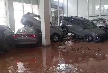 فيضانات عارمة تضرب مدينة جويز دي فورا بولاية ميناس جيرايس بالبرازيل ونقتل 14 شخص وتعلق الحياة العامة