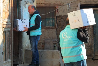 صناع الخير" توزع كراتين مواد غذائية