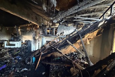 حريق هائل بسبب قضم سنجاب أسلاك كهربائية بمنزل