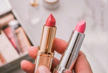 هل وضع أحمر الشفاه أثناء الصيام يفطر؟