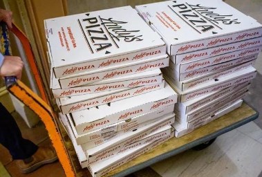 هل ينذر مؤشر البيتزا بضربة أمريكية محتملة ضد إيران؟