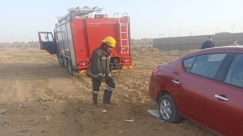 سيارة عالقة بالرمال في الظهير الصحراوي للطريق الأوسطي ومدينة نصر