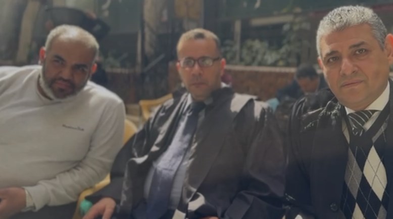 والد الفتاة وفريق الدفاع