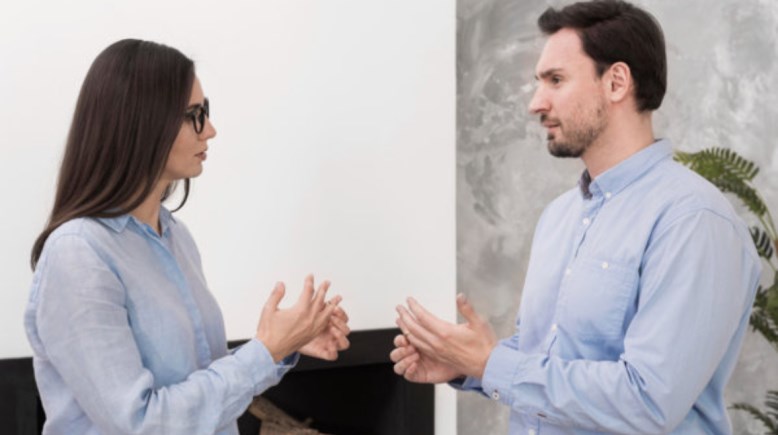 شاب يرفض علاقته بفتاة