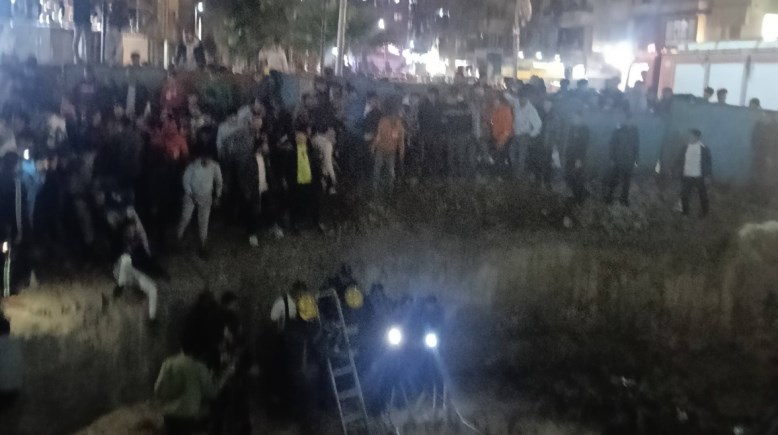 جانب من حادث سقوط الميكروباص في حفرة بالزاوية