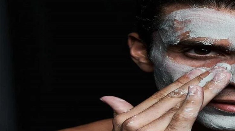 رجل مصاب بحروق بالوجه