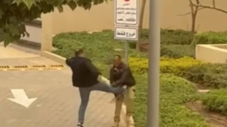 لقطة من الاعتداء على فرد أمن