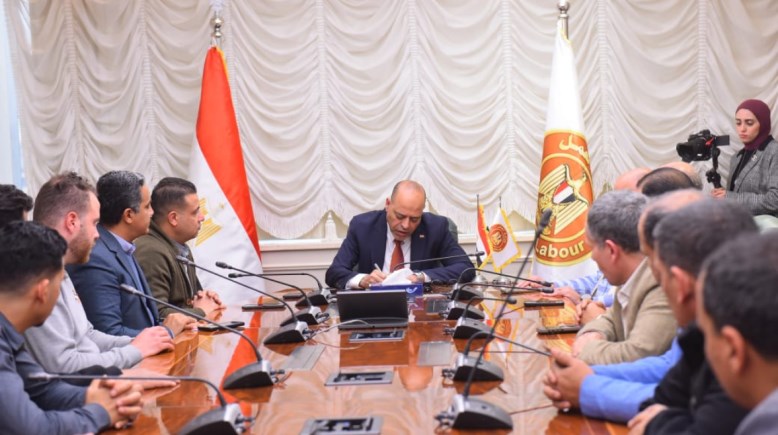 وزير العمل خلال الاجتماع