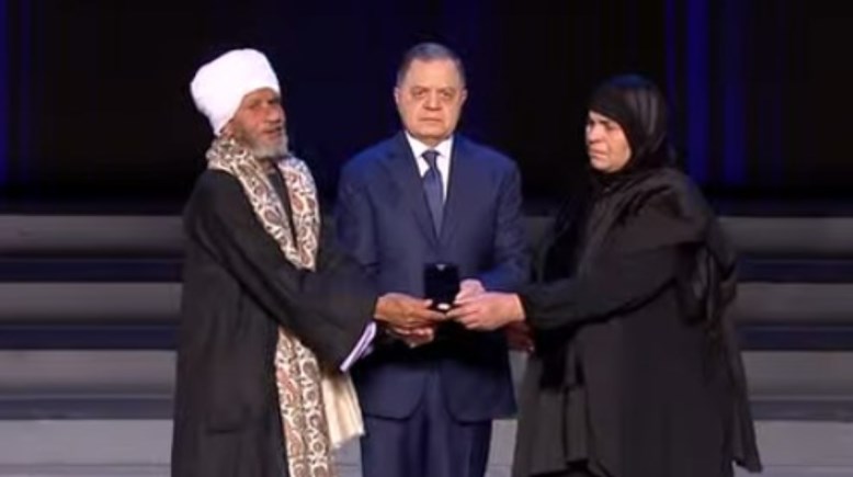 أسرة شهيد مع وزير الداخلية اللواء محمود توفيق