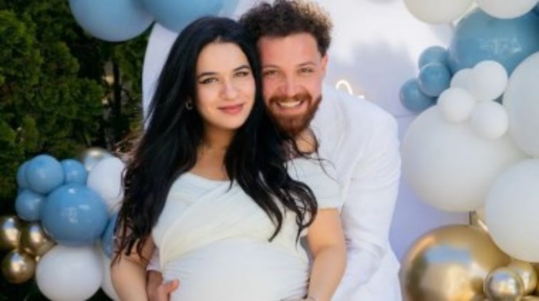 الفنان محمود حجازي وزوجته 