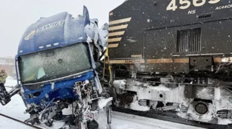اصطدام قطار بشاحنة خلال عاصفة ثلجية بالولايات المتحدة