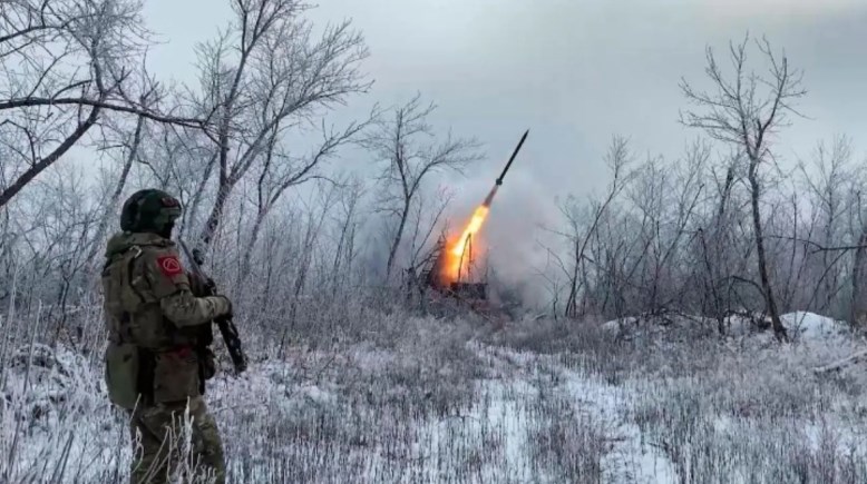 جندي روسي يشاهد إطلاق قذيفة صاروخية