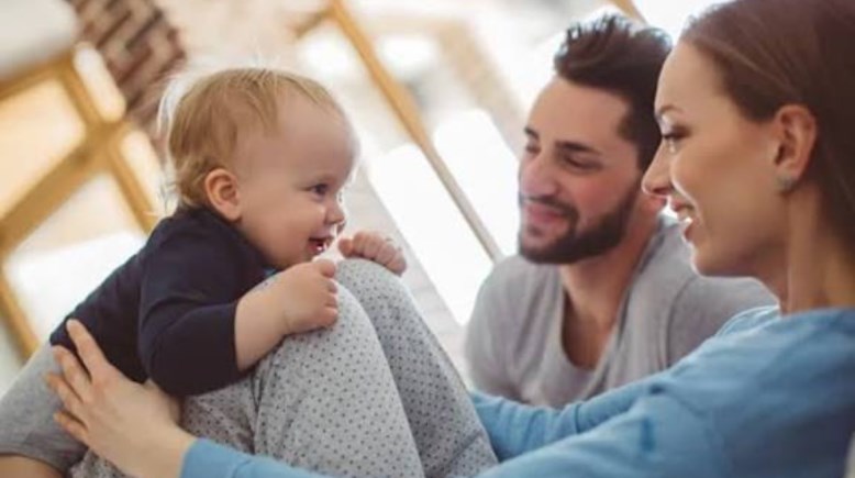 زوجان وطفل رضيع - صورة أرشيفية