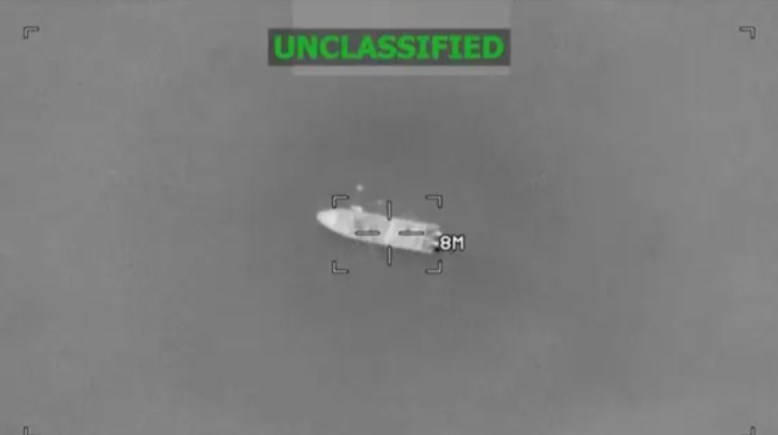 صورة نشرها الجيش الأمريكي لقارب يزعم تورطه في تهريب المخدرات