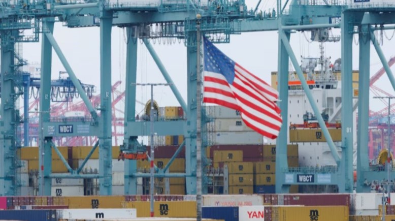 حاوية سفن تصل ميناء لوس أنجلوس الأمريكي