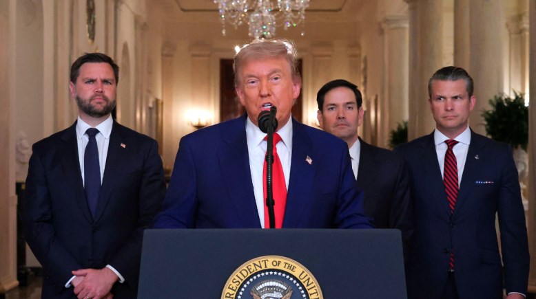 الرئيس الأمريكي دونالد ترامب وخلفه عدد من أعضاء حكومته