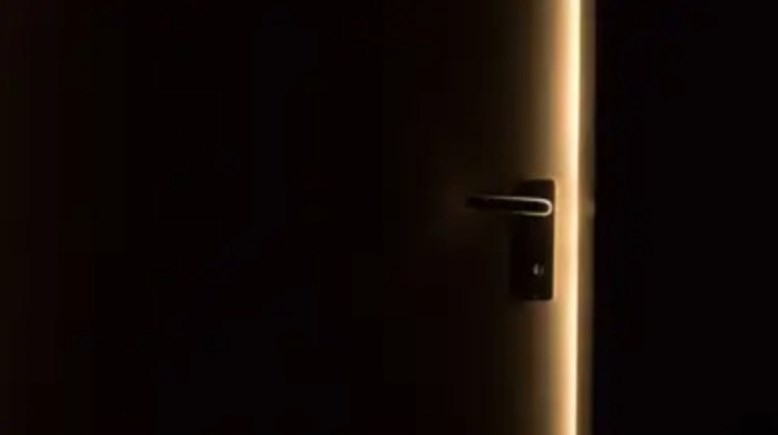  إغلاق الباب بالكامل قبل الذهاب إلى الفراش يمكن أن تؤثر على جودة نومنا ليلاً 