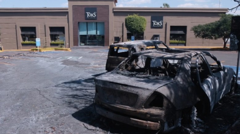 سيارات متفحمة خارج مركز تجاري بمدينة خاليسكو، المكسيك 