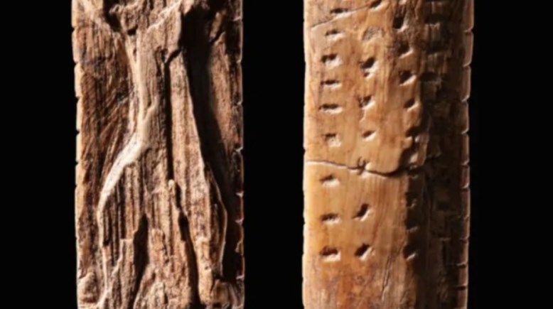 تمثال أدورانت يحمل نقوش أثرية بدائية ربما تمثل بدايات الكتابة 