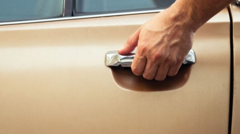 مقابض أبواب السيارات ــ تعبيرية 