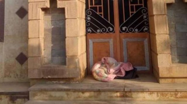 العثور على رضيعة أمام مسجد داخل حقيبة المسجد في المنيا