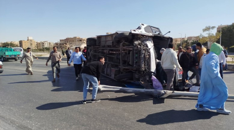  إصابة 17 عاملًا في حادث تصادم وانقلاب أتوبيس بالمنيا