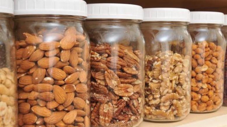 تخزين المكسرات والتمر