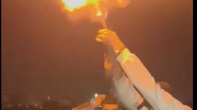 لحظة قيام الشاب بإطلاق النيران