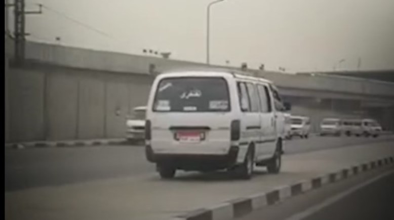 الميكروباص السائر على الرصيف في حلوان 