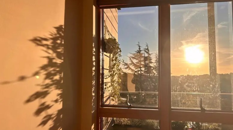 تسلل أشعة شمس إلى شقة